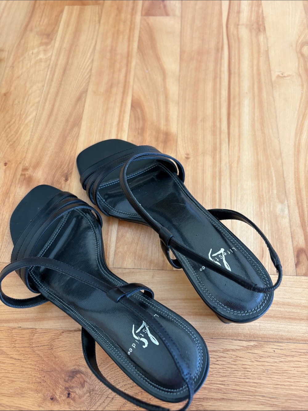 Life stride Black Strappy Women's Sandals. 7.5 wide new
